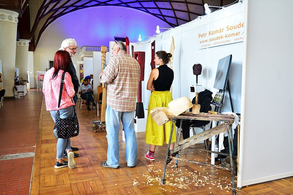 Průmyslový palác se proměnil v obrovskou prodejní galerii.