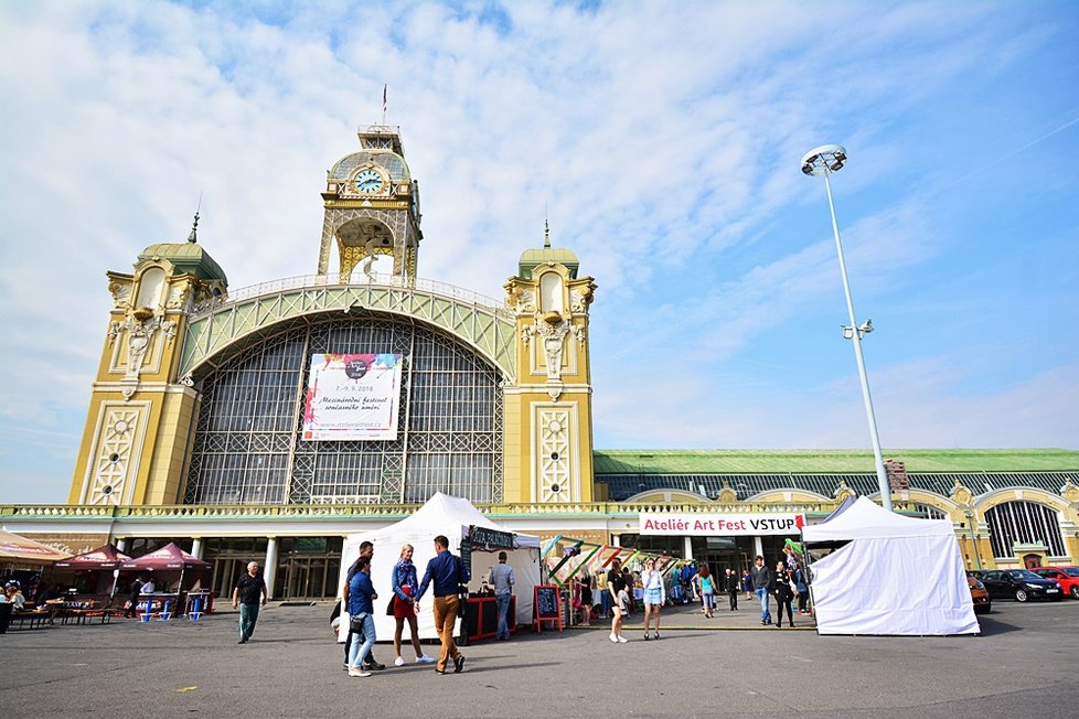 Průmyslový palác se proměnil v obrovskou prodejní galerii.