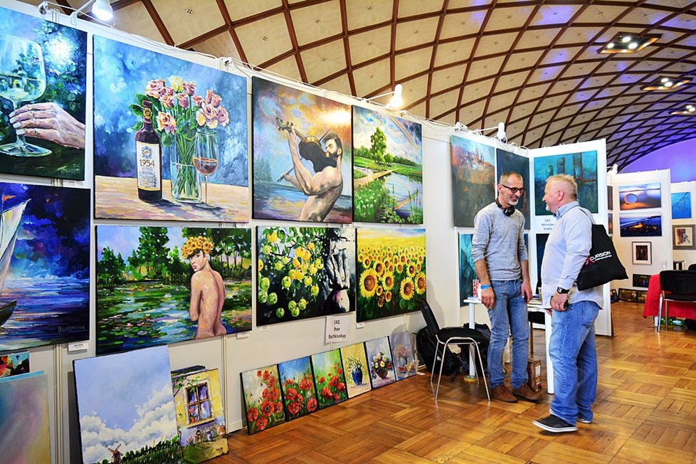 Průmyslový palác se proměnil v obrovskou prodejní galerii.