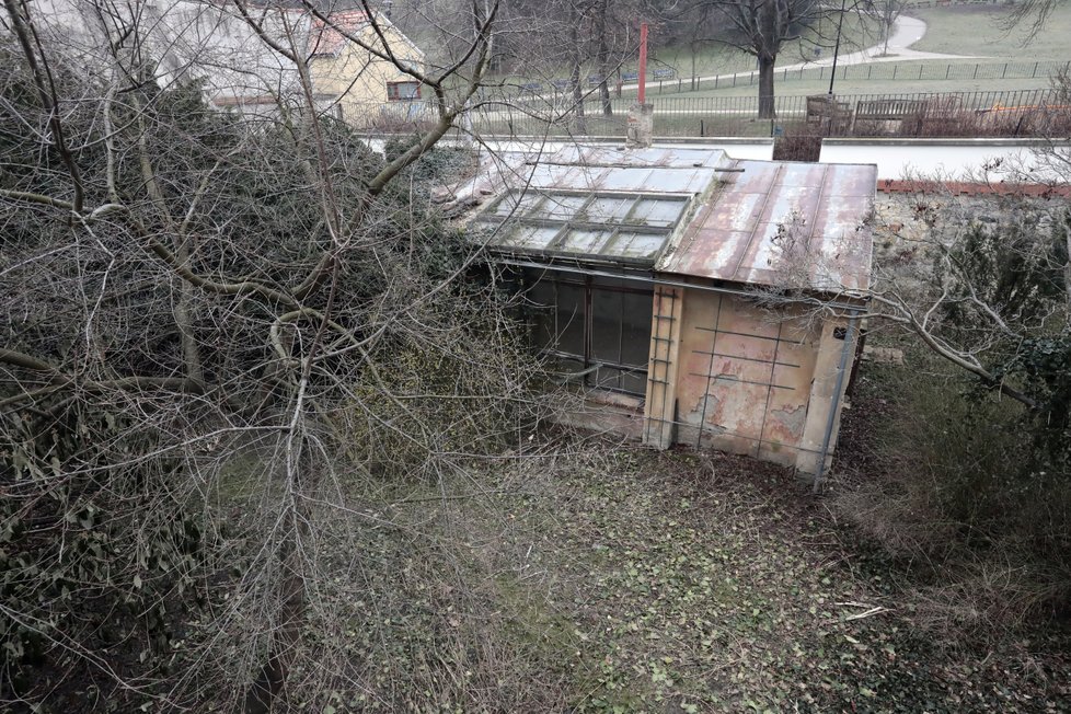 Za ateliérem je ve svahu dětské hřiště. Bylo v plánu ateliér zpřístupnit ze svahu. Nakonec se od toho upustilo v rámci soukromí obyvatel domů.