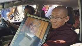 Budhistický mnich drží obrázek Ko Niho a vzpomíná na něj.