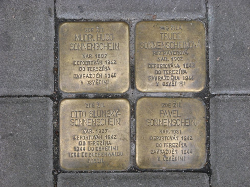 Stolpersteiny neboli Kameny zmizelých připomínají v Brně osudy lidí, kteří zahynuli za války. Svých kamenů se dočkají v dubnu, v den výročí popravy, i zapomenutí hrdinové Alois Bauer a Vladimír Blažka.