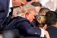 VIDEO: Střelbu na Trumpa zachytily kamery. Krvácejícího exprezidenta odvedla ochranka