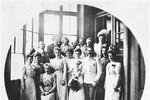 Arcivévoda František Ferdinand na svatební fotografii s Žofií Chotkovu v rodinném kruhu.