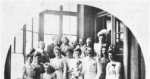 Arcivévoda František Ferdinand na svatební fotografii s Žofií Chotkovu v rodinném kruhu.