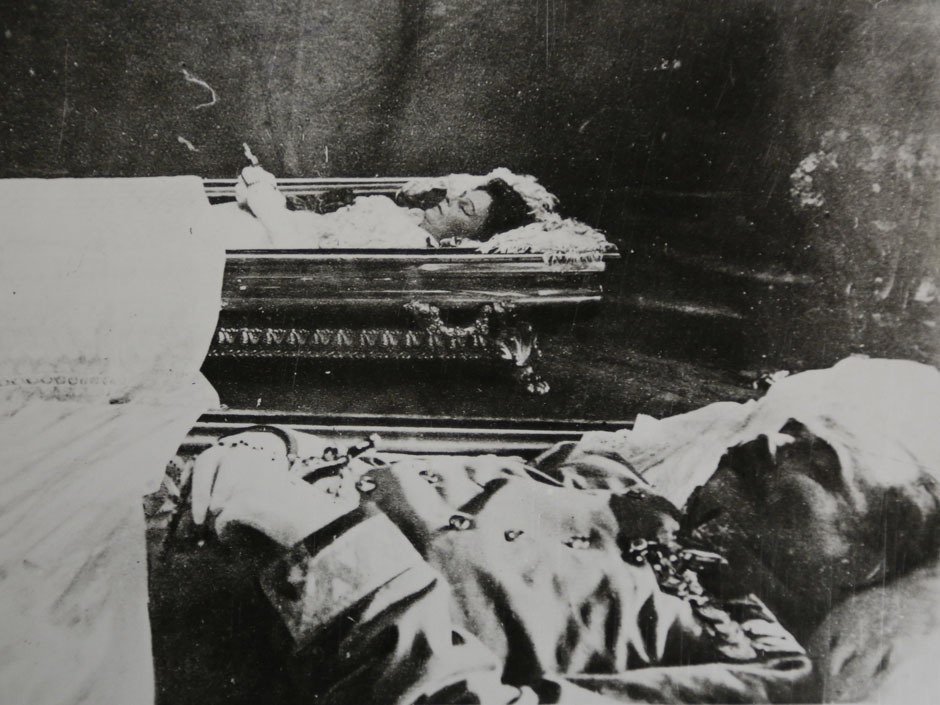 Těla Františka Ferdinanda a jeho ženy Žofie jsou uložena vedle sebe na dva kovových roštech, které slouží jako dočasné máry.