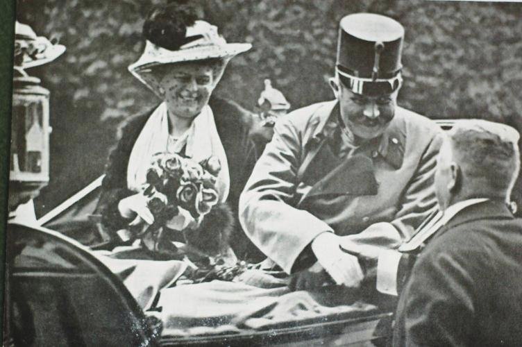 Auto s manželským párem zastavuje u pošty. Poštmistr předává vévodkyni telegram od dětí.