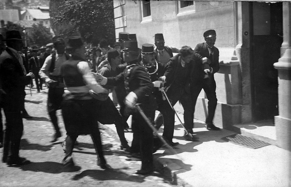 APolicisté zadržují pachatele atentátu, dvacetiletého studenta gymnázia Gavrila Principa.