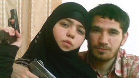 Džennet Abdurachmanov se svým manželem, který byl vloni zabit Rusy. Je vidět, že zbraně byly jejich osudem.  