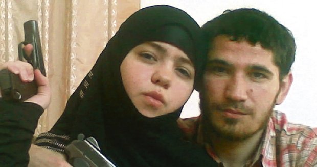 Džennet Abdurachmanov se svým manželem, který byl vloni zabit Rusy. Je vidět, že zbraně byly jejich osudem.  
