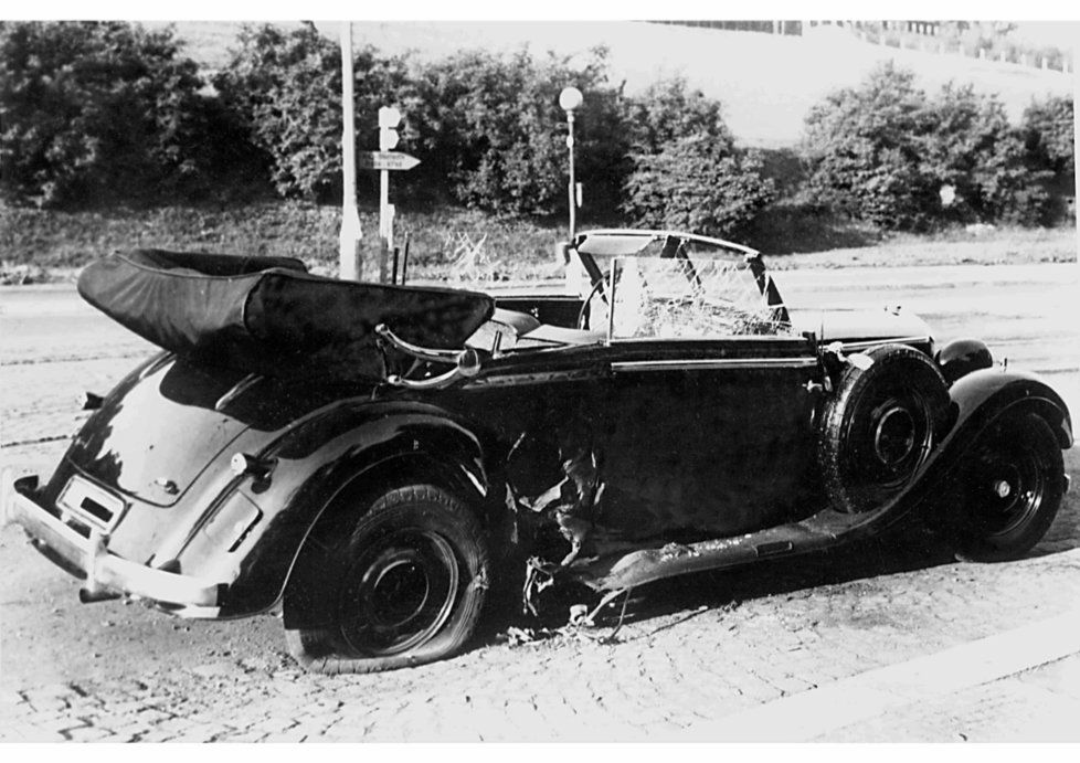 Exploze bomby, kterou hodil Jan Kubiš, prorazila bok automobilu před pravým zadním kolem.