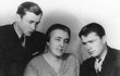 Marie Moravcová (†43) se svými dvěma syny. Když jí přišlo zatknout gestapo spáchala sebevraždu pomocí cyankáli.