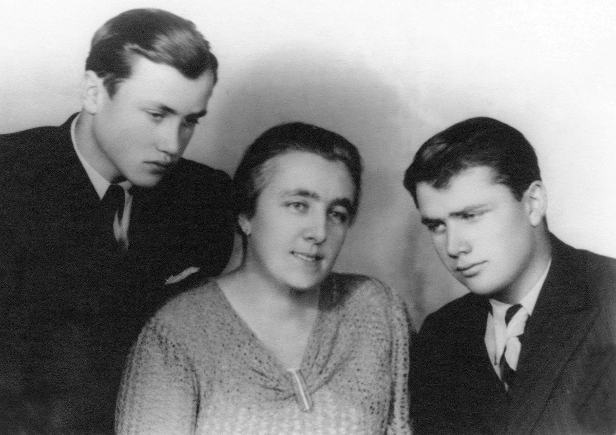 Marie Moravcová (†43) se svými dvěma syny. Když jí přišlo zatknout gestapo spáchala sebevraždu pomocí cyankáli.