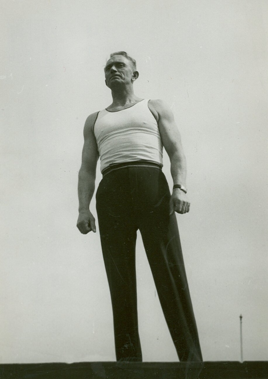 Český gymnasta, účastník LOH 1920 a sokolský činovník František Pecháček (†48), v jehož bytě na Smíchově se odehrávaly první konspirační schůzky mezi výsadkem Anthropoid a Sokoly.