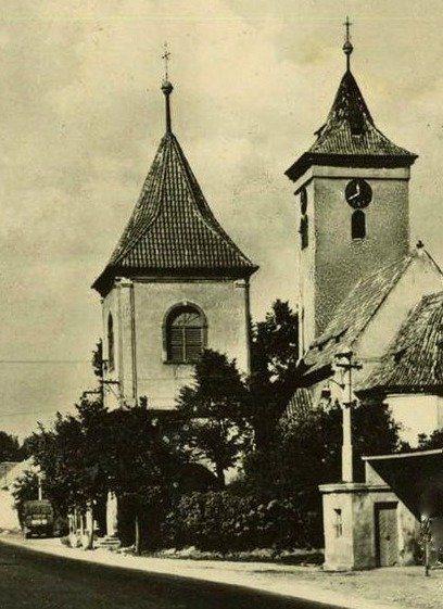 Kostel v Nehvizdech u Prahy, kde Gabčík s Kubišem vinou navigační chyby přistáli.