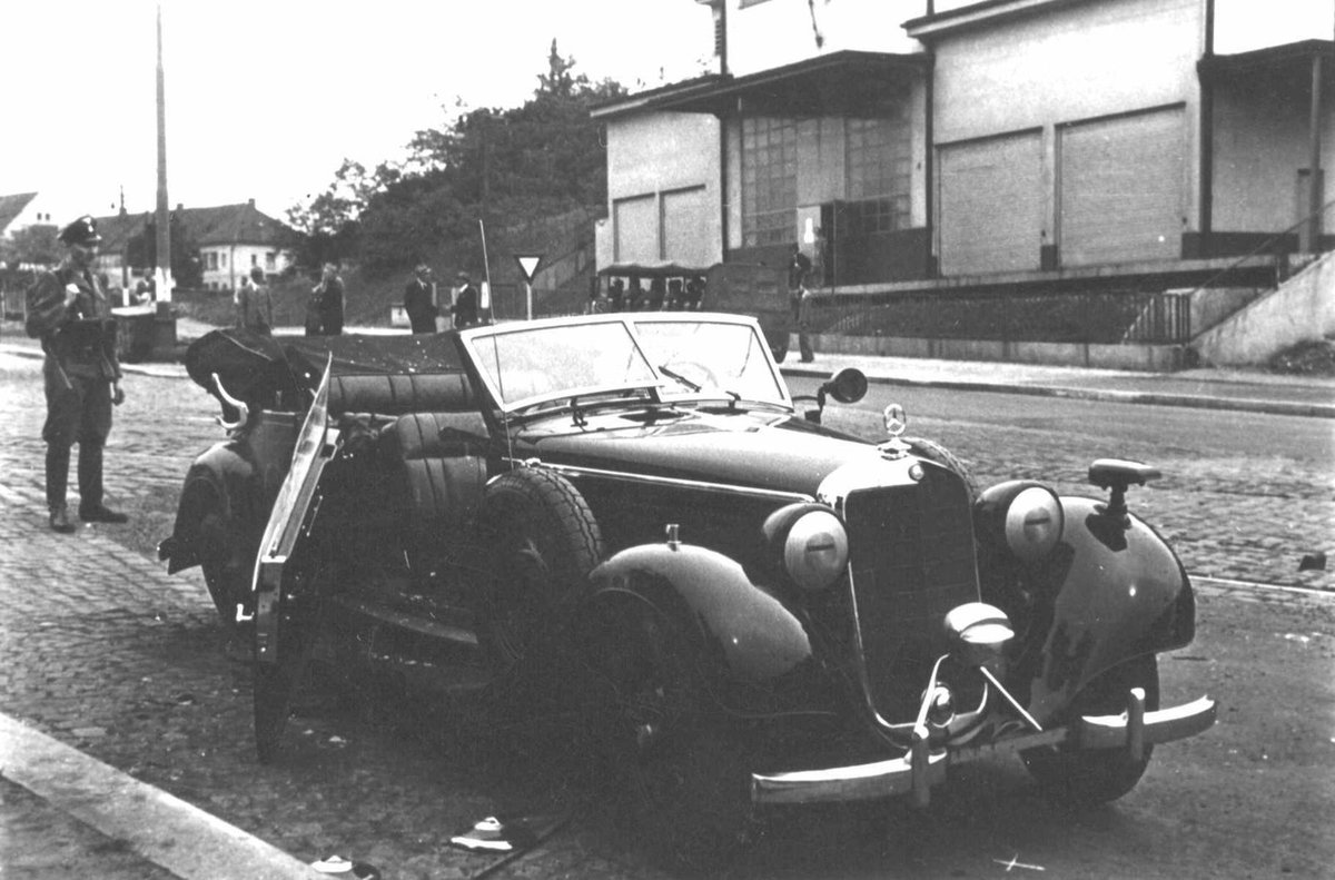 Heydrichův Mercedes 320C krátce po provedení atentátu