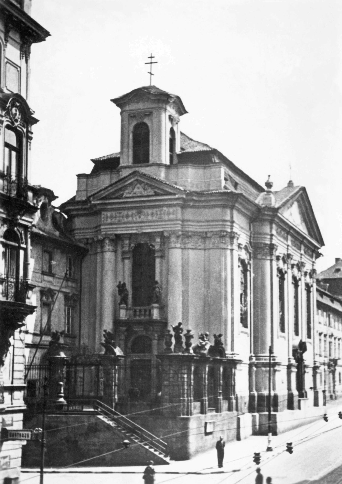 Historický snímek kostela sv. Cyrila a Metoděje v době, kdy se v jeho kryptě skrývali parašutisté.
