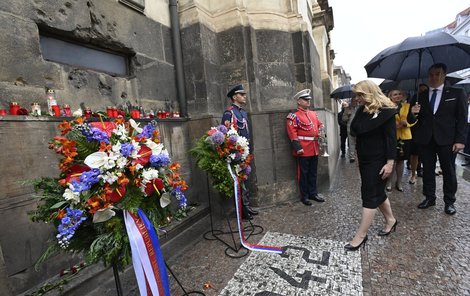 Slovenská prezidentka Čaputová uctila památku parašutistů u kostela svatého Cyrila a Metoděje, kde 7 hrdinů 7 hodin odolávalo stonásobné přesile nacistů.