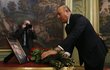 Turecký ministr zahraničí Mevlüt Çavuşoglu zrovna přijel do Moskvy jednat o Sýrii. Vzdal tam poctu zastřelenému velvyslanci.