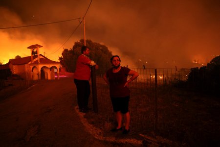 Lesní požár u Athén opět nabral na síle, do bezpečí utekly tisíce lidí (6. 8. 2021)