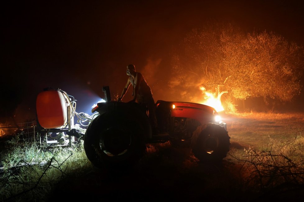 Lesní požár u Atén opět nabral na síle, do bezpečí utekly tisíce lidí (6. 8. 2021)