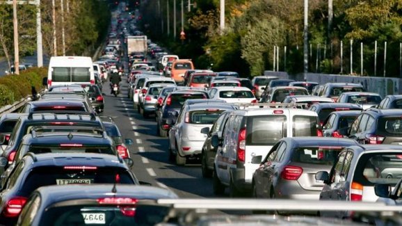 Devět zemí chce od EK datum zákazu prodeje aut na fosilní paliva