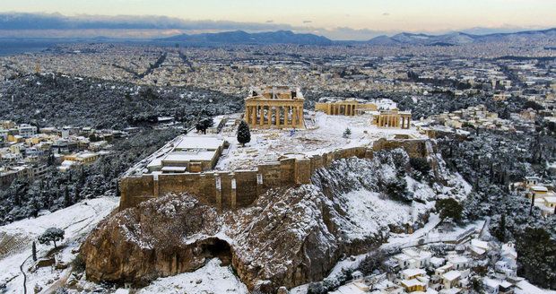 Sníh zasypal i athénskou Akropoli. S rozmary počasí se potýká celá Evropa