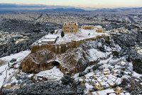 Sníh zasypal i athénskou Akropoli. S rozmary počasí se potýká celá Evropa