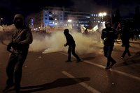 Drama v Athénách: Policie vytáhla slzný plyn. A hlavní město zasáhlo i zemětřesení