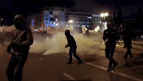 V řecké metropoli Athénách se demonstranti střetli s policií.