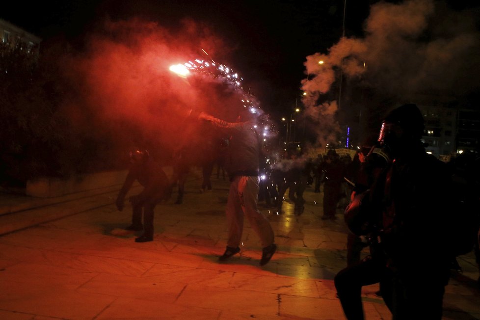 V řecké metropoli Athénách se demonstranti střetli s policií.