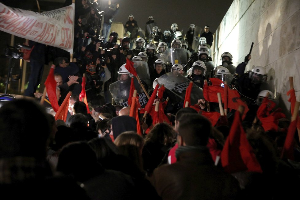 V řecké metropoli Athénách se demonstranti střetli s policií.