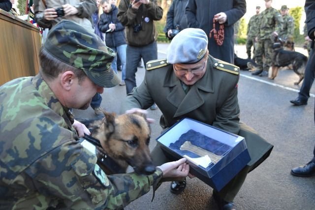 Athos je válečný veterán z Afghánistánu.