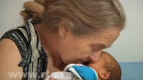 Atifa Ljijac porodila v 60 letech své první dítě. Jakmile ho její partner poprvé uslyšel plakat, ženu i s dcerou opustil.