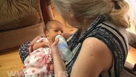 Atifa Ljijac porodila v 60 letech své první dítě. Jakmile ho její partner poprvé uslyšel plakat, ženu i s dcerou opustil.