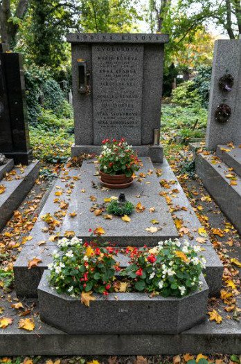Rodinný hrob, kde je pochována Aťka Janoušková.