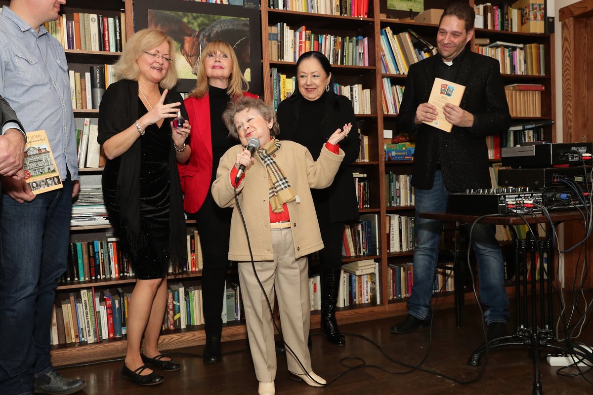 Spisovatelka Blanka Kovaříková, Melánie Vančurová, Aťka Janoušková, Giovanna Roklová a moderátor Patrik Rokl na křtu.