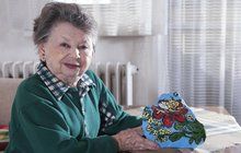 Ťukněte si s celebritou! Herečka Aťka Janoušková slaví 87