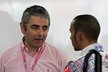 Rowan Atkinson mluví s Lewisem Hamilton (vpravo) před závodem indické Grand Prix Formule 1