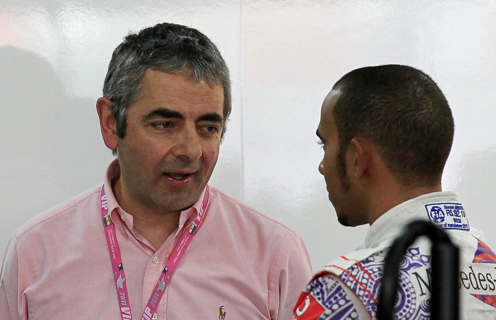 Rowan Atkinson mluví s Lewisem Hamilton (vpravo) před závodem indické Grand Prix Formule 1