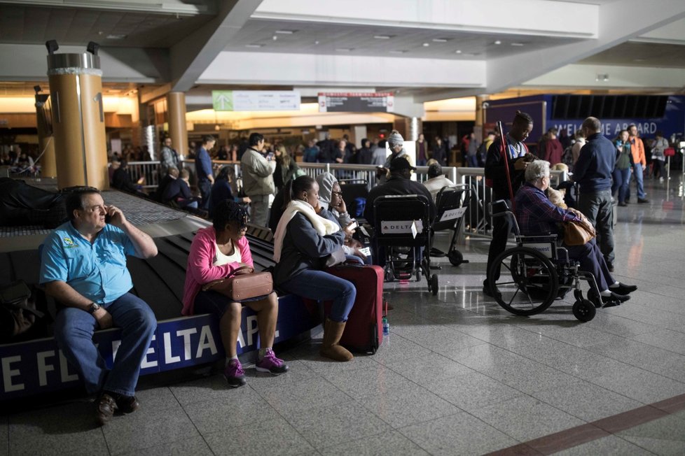 Letiště v Atlantě ochromil výpadek proudu, tisícovka letů zrušena.
