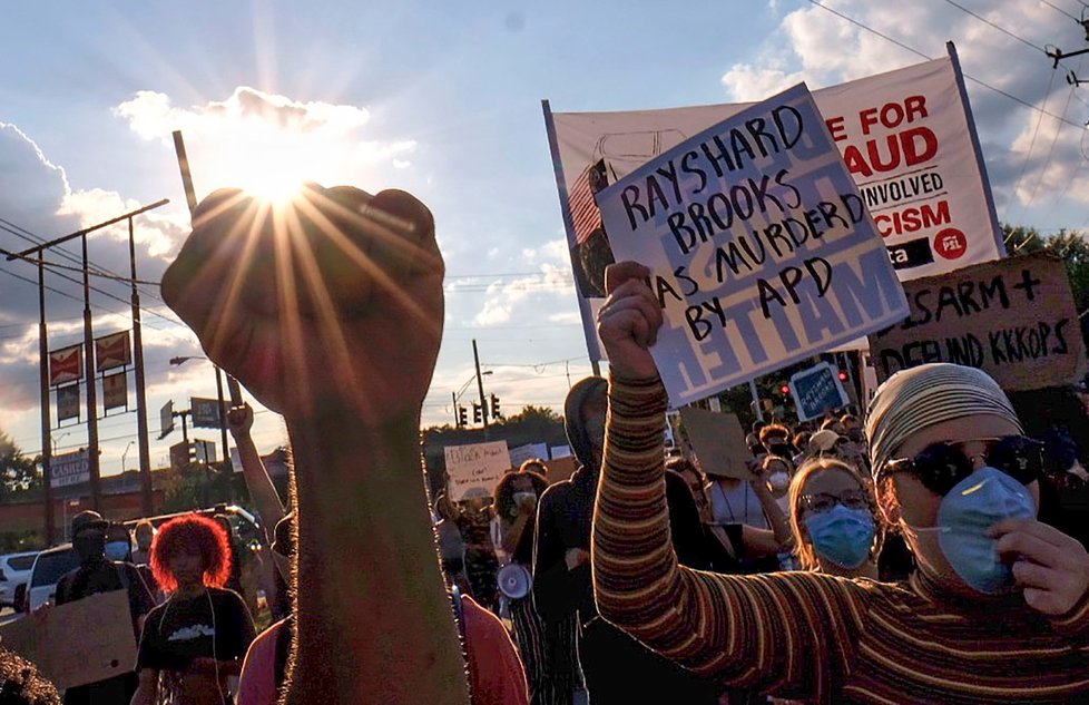 Demonstranti v Atlantě zablokovali dálnici a zapálili restauraci Wendy&#39;s poté, co tam policie zastřelila Raysharda Brookse, který se pokusil při zatýkání uprchnout. (13. 6. 2020)