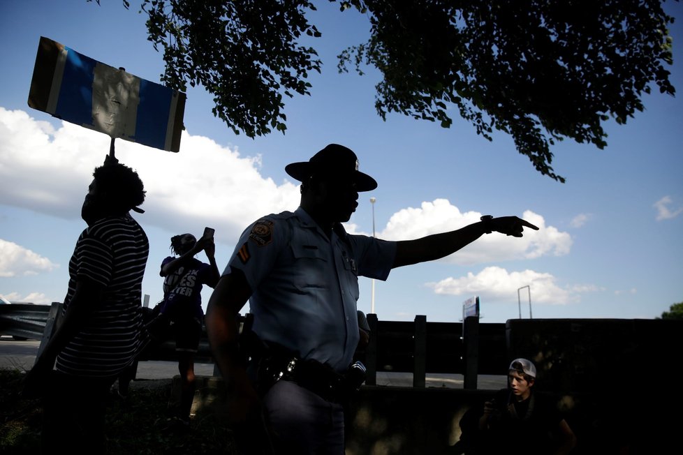 Demonstranti v Atlantě zablokovali dálnici a zapálili restauraci Wendy&#39;s poté, co tam policie zastřelila Raysharda Brookse, který se pokusil při zatýkání uprchnout. (13. 6. 2020)