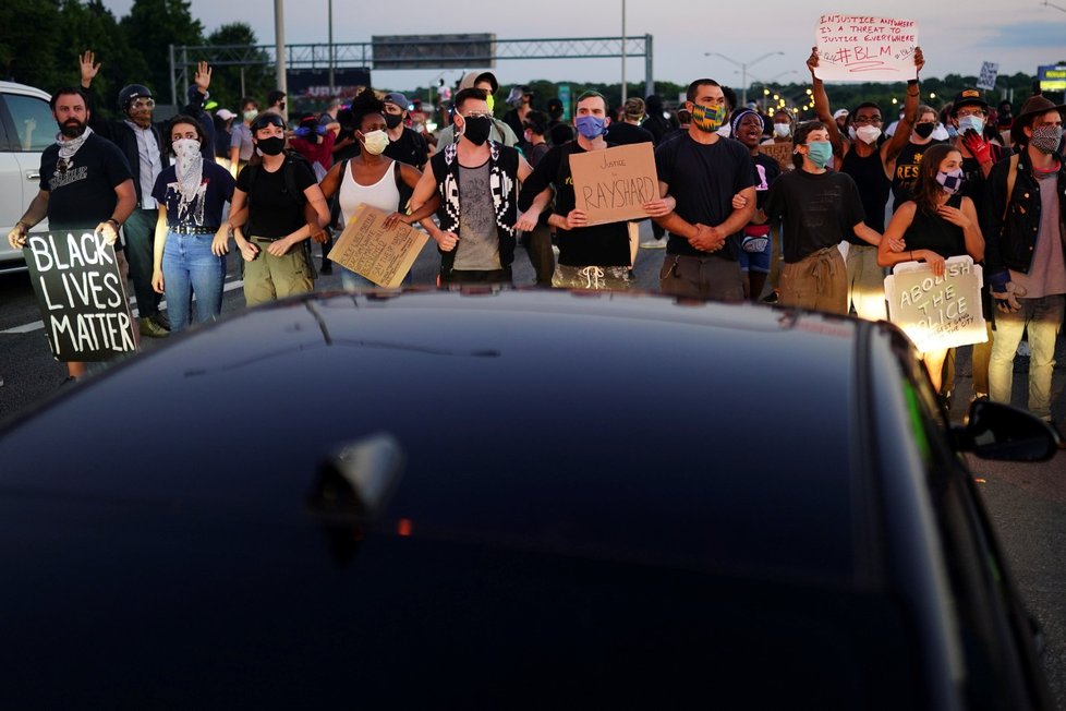 Demonstranti v Atlantě zablokovali dálnici a zapálili restauraci Wendy&#39;s poté, co tam policie zastřelila Raysharda Brookse, který se pokusil při zatýkání uprchnout. (13. 6. 2020)