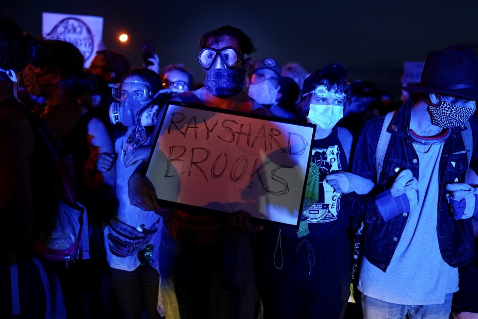 Demonstranti v Atlantě zablokovali dálnici a zapálili restauraci Wendy&#39;s poté, co tam policie zastřelila Raysharda Brookse, který se pokusil při zatýkání uprchnout. (13. 6. 2020)