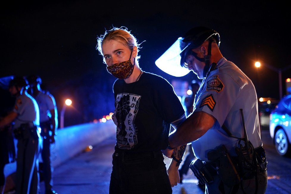 Demonstranti v Atlantě zablokovali dálnici a zapálili restauraci Wendy&#39;s poté, co tam policie zastřelila Raysharda Brookse, který se pokusil při zatýkání uprchnout. (13. 6. 2020)