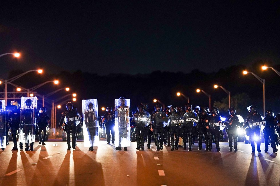 Demonstranti v Atlantě zablokovali dálnici a zapálili restauraci Wendy&#39;s poté, co tam policie zastřelila Raysharda Brookse, který se pokusil při zatýkání uprchnout. (13. 6. 2020)