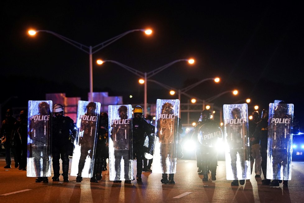 Demonstranti v Atlantě zablokovali dálnici a zapálili restauraci Wendy&#39;s poté, co tam policie zastřelila Raysharda Brookse, který se pokusil při zatýkání uprchnout. (13. 6. 2020)