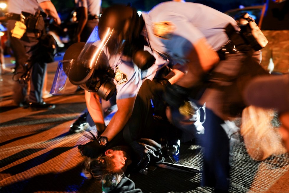 Demonstranti v Atlantě zablokovali dálnici a zapálili restauraci Wendy&#39;s poté, co tam policie zastřelila Raysharda Brookse, který se pokusil při zatýkání uprchnout. (13. 6. 2020)