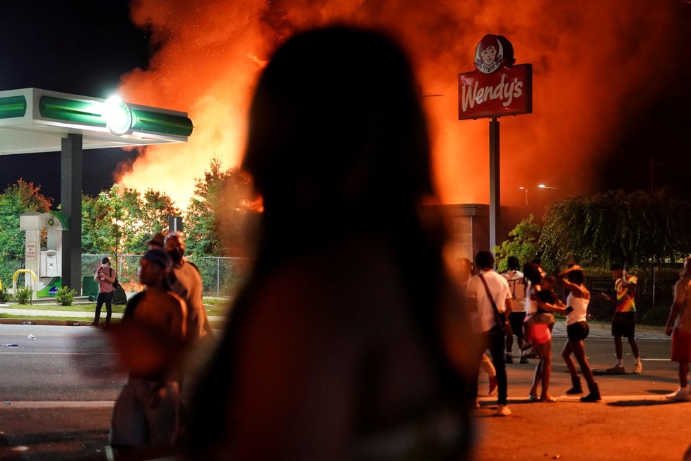 Demonstranti v Atlantě zablokovali dálnici a zapálili restauraci Wendy&#39;s poté, co tam policie zastřelila Raysharda Brookse, který se pokusil při zatýkání uprchnout. (13. 6. 2020)